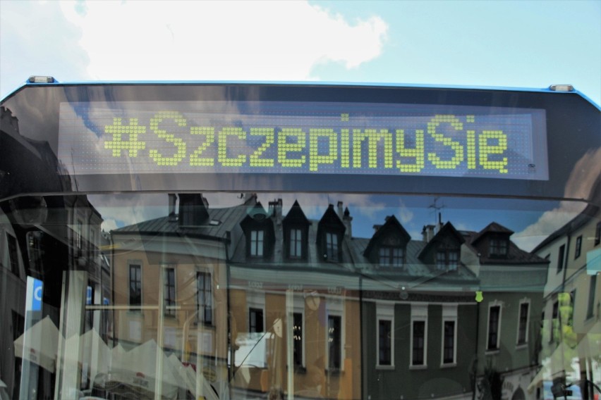 Autobus w którym dokonywane są obecnie szczepienia. Rynek...