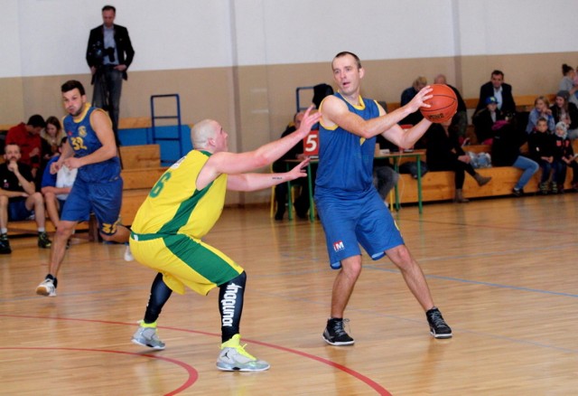 Trzecioligowi koszykarze rozpoczęli sezon 2015/16. KK Świecie przegrał we własnej hali ze Stalą Grudziądz 49:70.