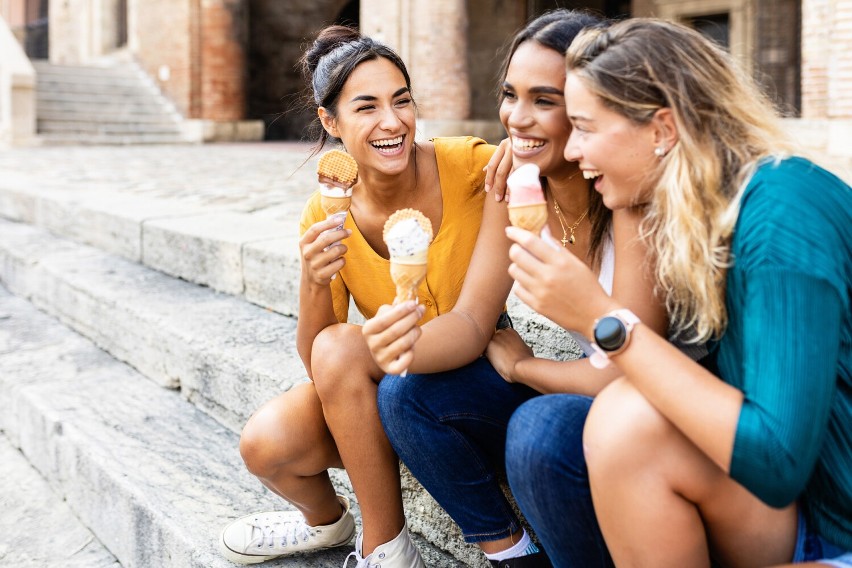 Lody stymulują wydzielanie serotoniny, która jest hormonem...