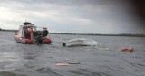 Silny wiatr przewrócił żaglówkę na zbiorniku Jeziorsko. Interwencja Wodnego Ochotniczego Pogotowia Ratunkowego Zduńska Wola ZDJĘCIA