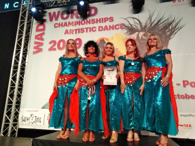 Mirosława, Mariola, Sylwia, Grażyna i Maria z zespołu "Don’ t Worry" zajęły pierwsze miejsce w międzynarodowym konkursie tanecznym "World Championships Artistic Dance" w Płocku.

Zespół zdobył pierwsze miejsce w swojej kategorii tanecznej i wiekowej.

Panie uczęszczają na zajęcia sekcji taneczej Kujawskiego Centrum Kultury w Inowrocławiu pod kierunkiem Eleny Kwiatkowskiej. 

- Panie ćwiczą w aktualnym składzie od trzech lat. Warto dodać, że trzy lata temu, już na początku swojej przygody z tańcem, podczas Mistrzostw Świata w tańcu w miejscowości Liberec w Czechach zdobyły drugie miejsce w swojej kategorii tanecznej i wiekowej. Jesteśmy dumni z tego, że utalentowane pasjonatki właśnie z Inowrocławia otrzymały tak prestiżową nagrodę i tytuł mistrzyń w zawodach międzynarodowych - podkreśla Marlena Jankowska z KCK Inowrocław 

O najbliższych planach formacji opowiada ich instruktorka Elena Kwiatkowska: 

- Jestem bardzo dumna z sukcesu pań. Zajęcia z tańca to dla nich przede wszystkich odejście od szarej rzeczywistości, niesamowita radość i energia. Cieszą się kolejnymi wyzwaniami i czekają na każde zajęcia, które odbywają się dwa razy w tygodniu w Kujawskim Centrum Kultury. Teraz przed nami nowy układ w klimatach cygańskich. Grupa jest otwarta na nowe uczestniczki w grupie wiekowej 35+. Nie trzeba znać się na tańcu wystarczy mieć trochę czasu i energię do działania. 

25 października o godzinie 18 w Teatrze Miejskim podczas wielkiej gali artystycznej - odbędzie się między innymi prezentacja sekcji tanecznej Kujawskiego Centrum Kultury. Wówczas goście będą mogli podziwiać występ pań, a przy okazji zapisać się i dołączyć do grupy Pani Eleny Kwiatkowskiej. 

Bezpłatne wejściówki na to wydarzenie będzie można nabyć w Kujawskim Centrum Kultury w Inowrocławiu od dnia 21 października.