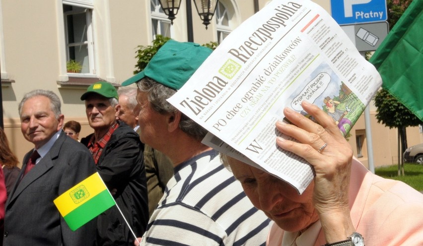 Protestujący - członkowie Polskiego Związku Działkowców...