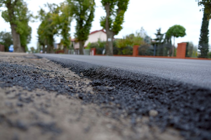 Nowy asfalt na Lipowej, dłuższy niż planowano