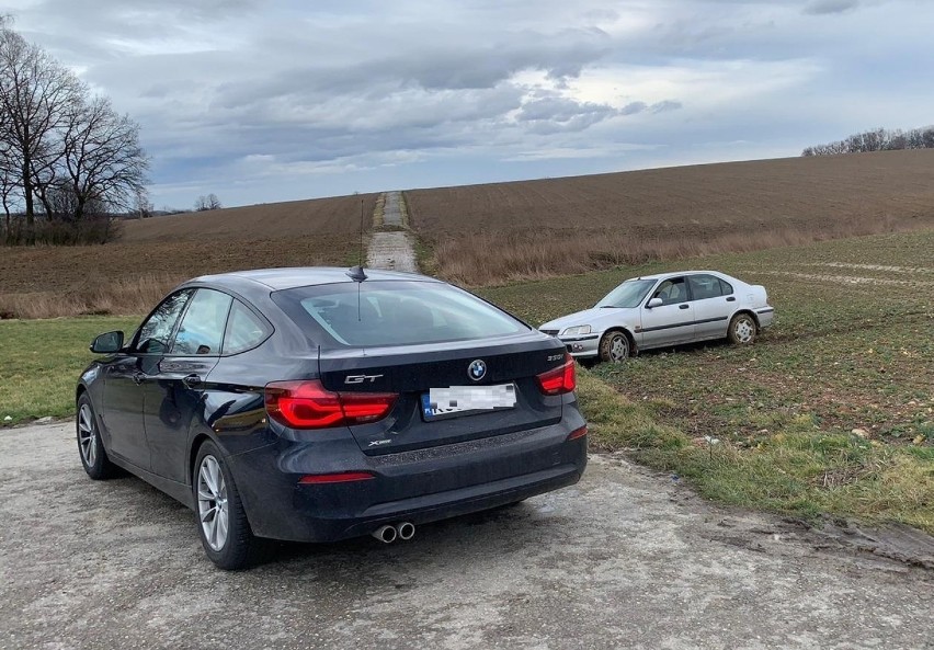 Pościg policji za hondą civic zakończył się w... szczerym polu