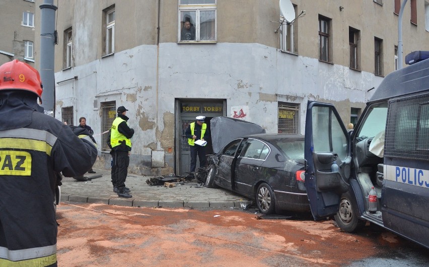 Wypadek na Zachodniej. Zderzenie radiowozu z volkswagenem