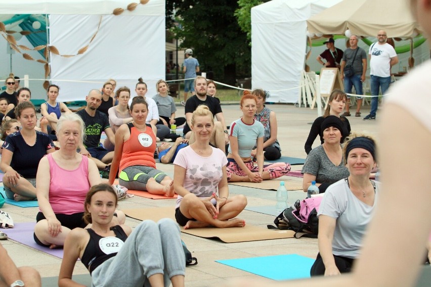 Lublin. Ćwiczyli jogę na placu Litewskim. Zobacz zdjęcia