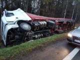 Tir wylądował w rowie i uderzył w słup w Żerkowicach. Droga była częściowo zablokowana