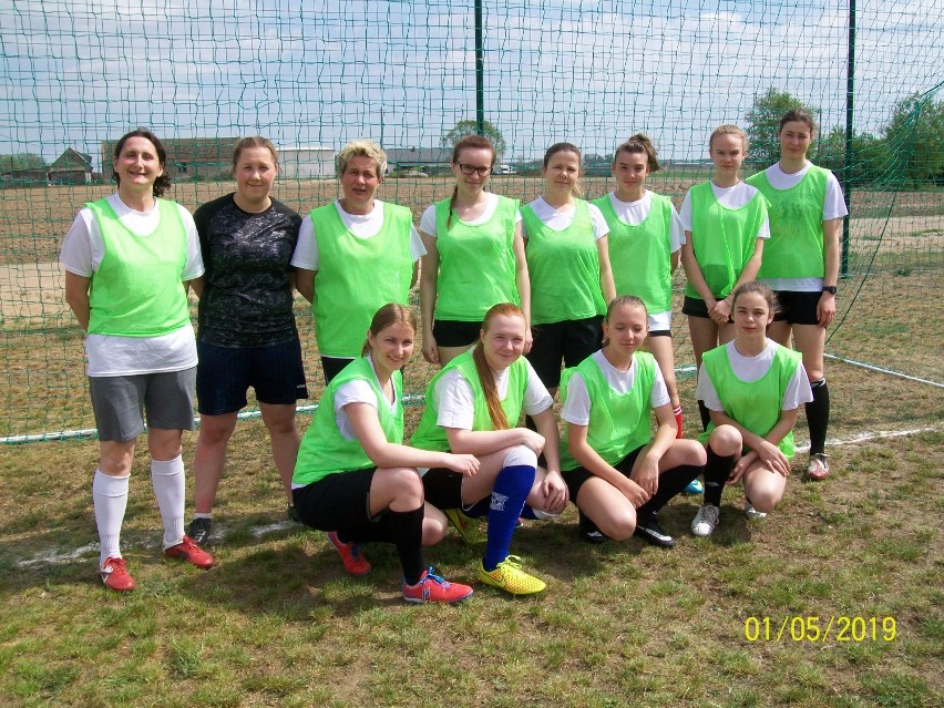 Turniej piłki nożnej w Dziewokluczu: Na boisku zmierzyły się kobiety i młodzież (FOTO)