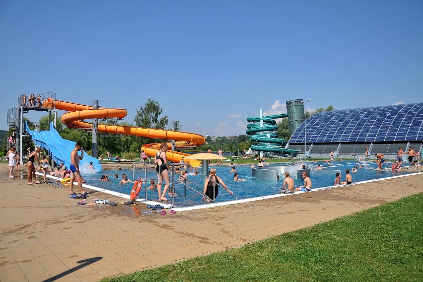 Dziś temperatura wody w basenie głównym miała 25 st. C, w...