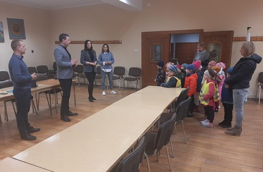 Przedszkolaki z Przedszkola Publicznego odwiedziły Urząd Miejski w Zdunach [ZDJĘCIA]