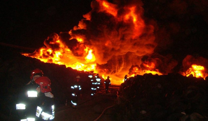 Wielki pożar w Rykach. Paliło się składowisko opon (ZDJĘCIA, FILM)