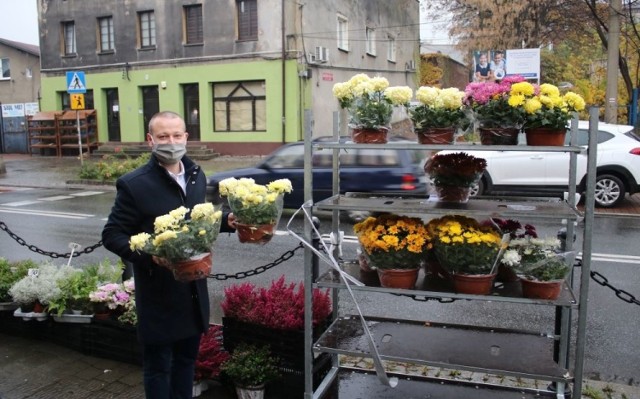 Władze Piekar Śląskich wspierają handlarzy kwiatów. Zobacz kolejne zdjęcia. Przesuwaj zdjęcia w prawo - naciśnij strzałkę lub przycisk NASTĘPNE >>>
