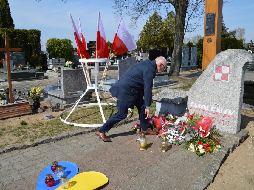 Dzień Pamięci Ofiar Zbrodni Katyńskiej w Rawiczu (2022). Pod krzyżem na rawickim cmentarzu złożono wiązanki kwiatów