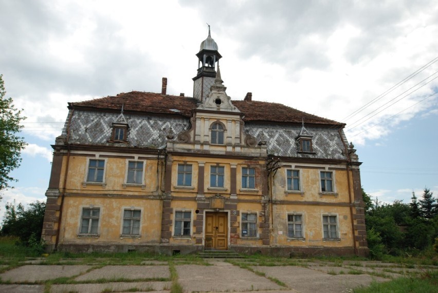 Zabytkowy zespół pałacowo-folwarczny w Tyńczyku Legnickim...