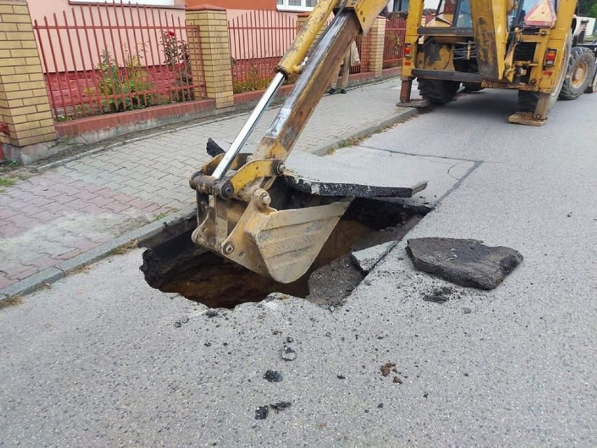 Zapadlisko okazało się na tyle głębokie, że pochłonęło w...