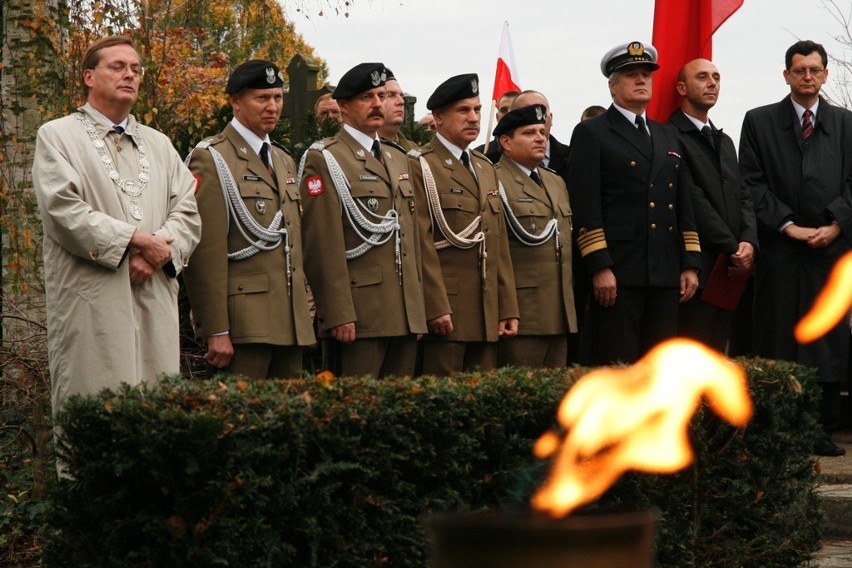 Żołnierska pamięć. 11DKPanc przy grobie gen. Stanisława Maczka na cmentarzu w Bredzie