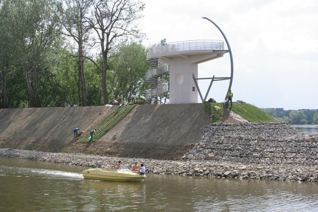 Port z ciekawością odwiedzają pierwsi "zmotoryzowani" goście