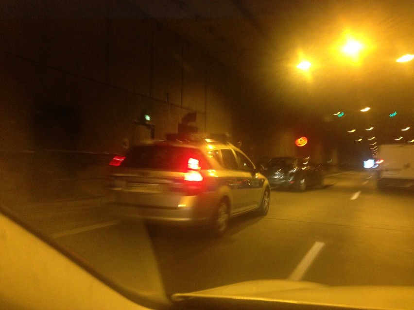 Katowice: Pod tunelem samochód osobowy uderzył w ciężarówkę. Są gigantyczne korki [ZDJĘCIA]