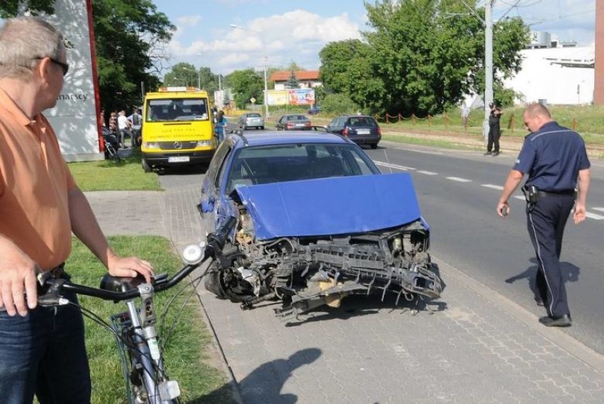 Pirat w Toruniu uszkodził 12 aut. Teraz zapłaci? [zdjęcia]