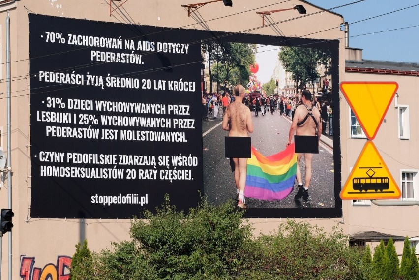 Homofobiczny plakat zawisł w Poznaniu tuż przed Marszem...