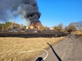 Duży pożar starej cegielni w Szydłowie pod Opolem. W akcji jest 16 zastępów straży pożarnej