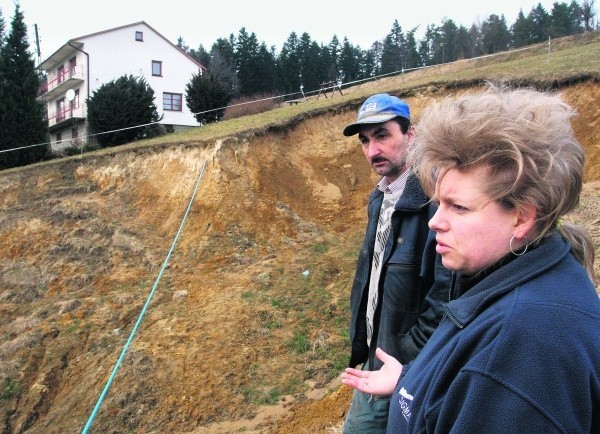 Dom Leszka i Agaty Oraczów stoi 15 metrów od osuwiska, które ciągle się powiększa