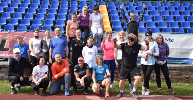 W sobotę na stadionie lekkoatletycznym w Kielcach, należącym do Miejskiego Ośrodka Sportu i Rekreacji, zainaugurowana została kolejna edycja ogólnopolskiej akcji BiegamBoLubię. Tradycyjnie o godzinie 9 spotkali się miłośnicy biegania i aktywnego wypoczynku. Akcja miała ruszyć w połowie marca, ale ze względu na kwarantanne i różne obostrzenia spowodowane epidemią koronawirusa została przesunięta na 23 maja. 

W Kielcach akcja BiegamBoLubię funkcjonuje już dziewiąty sezon. W całej Polsce odbywa się już w ponad stu miastach i miejscowościach. W Kielcach zajęcia są w soboty o godzinie 9. Regularnie uczestniczy w nich od 20 do 30 osób, był takie miesiące, gdy w zajęciach uczestniczyło prawie 50 miłośników biegania. Trenerami są Wioleta Jończyk i Tomasz Frydrych, a trenerami wspomagającymi i koordynatorami Agnieszka Kozłowska i Bartłomiej Kozłowski. 

Nieformalne początki organizacji, która stoi dziś za akcją BiegamBoLubię, sięgają jeszcze 2007 roku. -Grupa przyjaciół z bieżni po zakończeniu karier sportowych zaczęła dostrzegać rolę sportu i rywalizacji w kształtowaniu postaw młodych ludzi. Powstał pomysł, aby wykorzystać ich doświadczenie, wiedzę, a także wizerunek popularnych sportowców w szeroko pojętym procesie edukacji. Idee zyskały realną formę wraz z zarejestrowaniem fundacji Wychowanie przez Sport, która ma już na koncie szereg konkretnych działań - informuje strona BiegamBoLubię. 

- Pierwszym Prezesem fundacji był Karol Radke, niegdyś czołowy polski zawodnik na dystansie 400 m ppł, obecnie trener kadry narodowej, obecnie funkcję tą pełni Paweł Januszewski – były mistrz Europy w biegu na 400 m ppł. W Radzie Fundacji zasiada m.in. Artur Partyka – wicemistrz olimpijski w skoku wzwyż. (1996).
(dor)