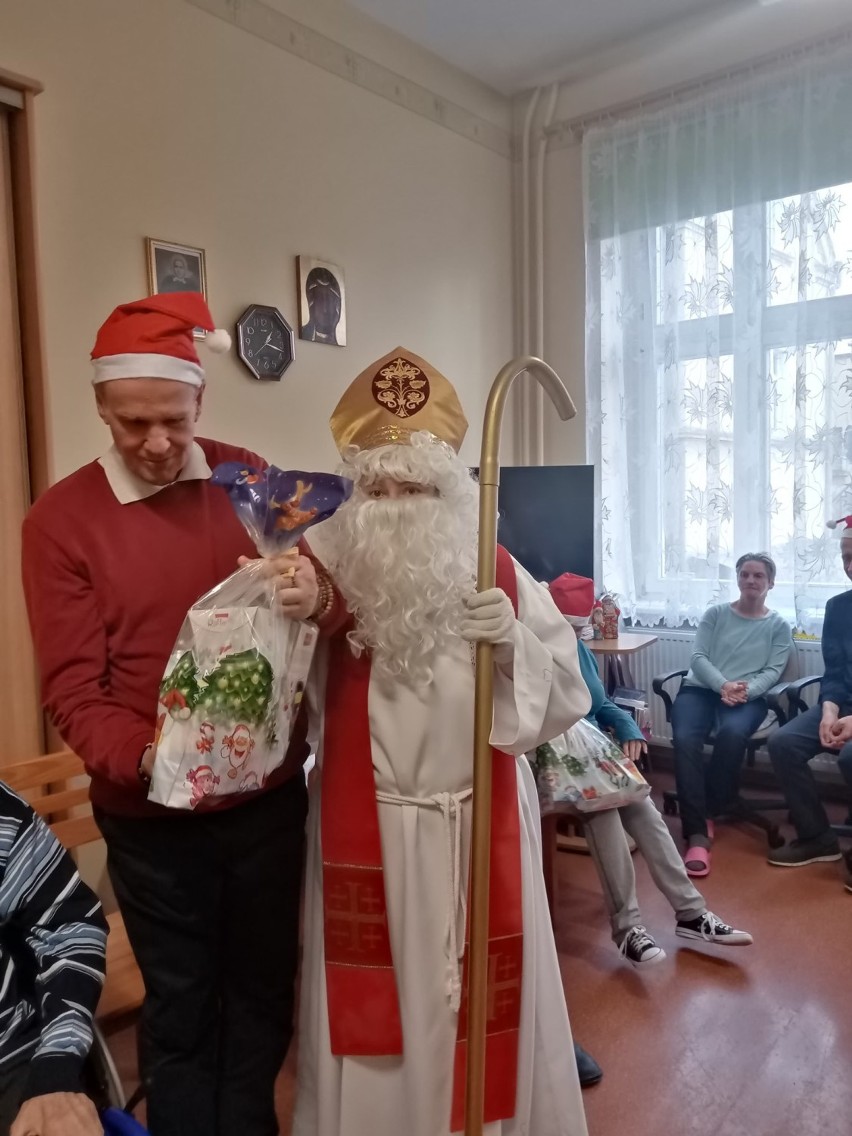 WSCHOWA. Gwiazdor zawitał do Domu Pomocy Społecznej we Wschowie. Pamiętał nie tylko o dzieciach. Przyniósł prezenty także dorosłym [ZDJĘCIA]