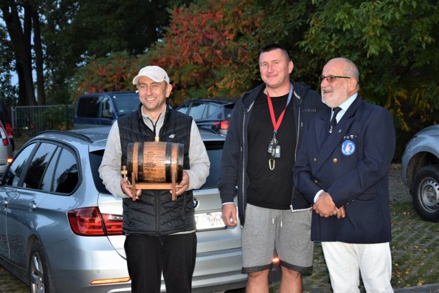 Trofeum przechodnie „Beczkę” odebrał Adam Kuczyński zwycięzca biegu w kategorii najszybszy jacht kabinowy

Zbąszyński Klub Żeglarski. 62.Regaty o "Błękitną Wstęgę Jeziora Błędno" - 02.10.2021