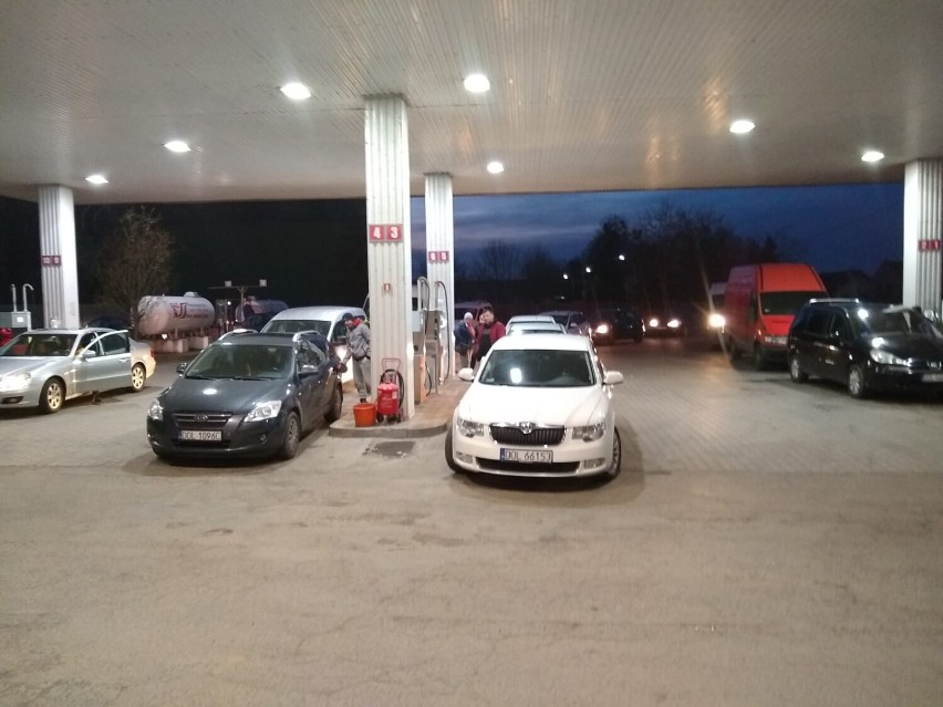 Oblężenie stacji benzynowych w Oleśnicy. Mieszkańcy ruszyli na zakupy WIDEO