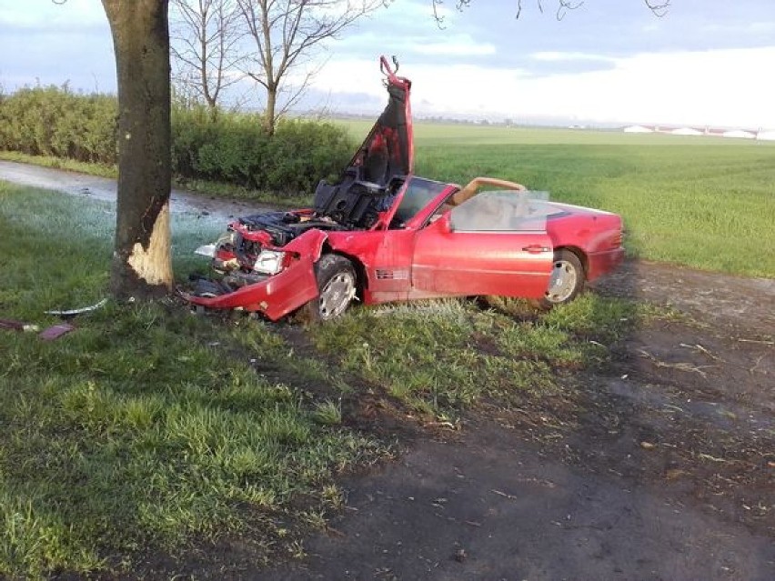 Grodzisk-Ruchocice: Mercedes rozbił się na drzewie FOTO