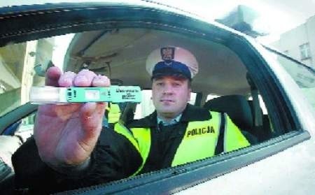 Fot: Paweł Relikowski Sierżant Marcin Knapek z policji demonstruje tester służący do wykrywania narkotyków w organizmie człowieka.