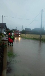 Burze nad Beskidami. Intensywne opady deszczu i podwyższone poziomy wód. Strażacy mają pełne ręce roboty [ZDJĘCIA]