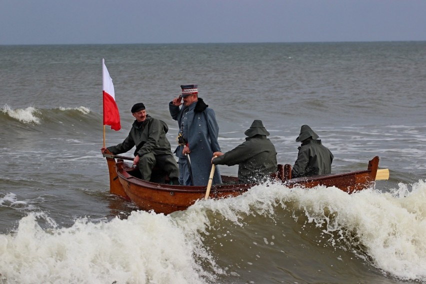 Rekonstrukcja we Władysławowie: po zaślubinach Polski z morzem w Pucku generał Józef Haller wyruszył z Wielkiej Wsi na rejs po Bałtyku