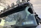 Tafla lodu wbiła się w kabinę ciężarówki  i raniła kierowcę