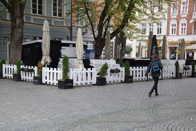 Ogródki na zielonogórskiej starówce. Kolejne obostrzenia są często ciosem dla branży gastronomicznej.