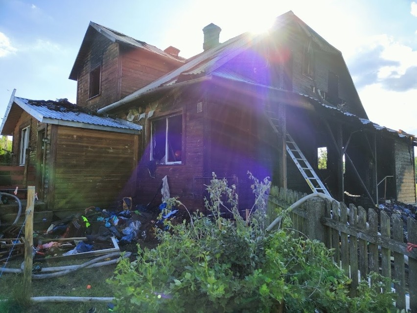 Siedmioosobowa rodzina ze wsi Mieszuki traciła dom w pożarze. Marzą, by go odbudować 