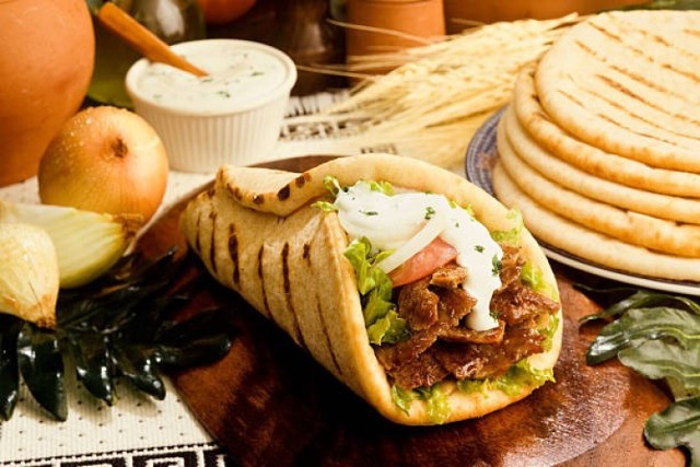 Kebab, tradycyjne danie kuchni tureckiej już na stałe zagościło w naszym menu. Ma tyle samo zwolenników co przeciwników, ale jedno można o nim powiedzieć - jest pyszny. A które lokale w Łodzi serują najlepsze kebaby? Zobacz w naszej galerii.


>>>ZOBACZ WIĘCEJ NA KOLEJNYCH SLAJDACH