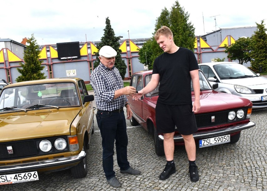 Wnuk pana Grzegorza Ćwiklińskiego otrzymał w prezencie na 18-stkę Dużego Fiata