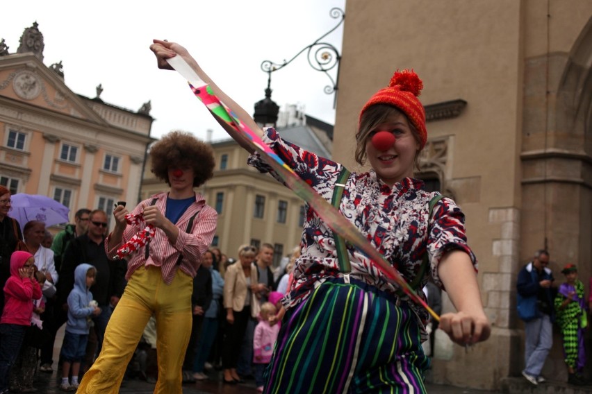 Kraków: parada klaunów na Rynku Głównym [ZDJĘCIA]