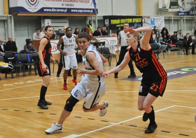 Energa Toruń z Różą Ratajczak w składzie pokonała CCC Polkowice i jest bliska awansu do półfinału Basket Ligi Kobiet.