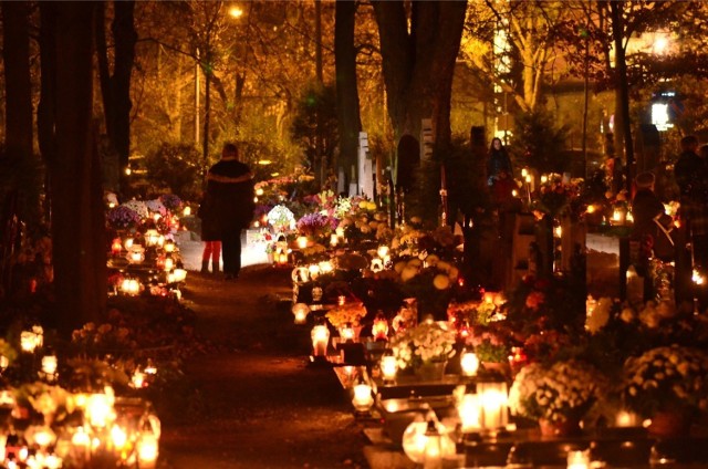 02.11.2013 poznan cmentarz ul nowina - szpitalna wieczorem. glos wielkopolski. fot. waldemar wylegalski/polskapresse