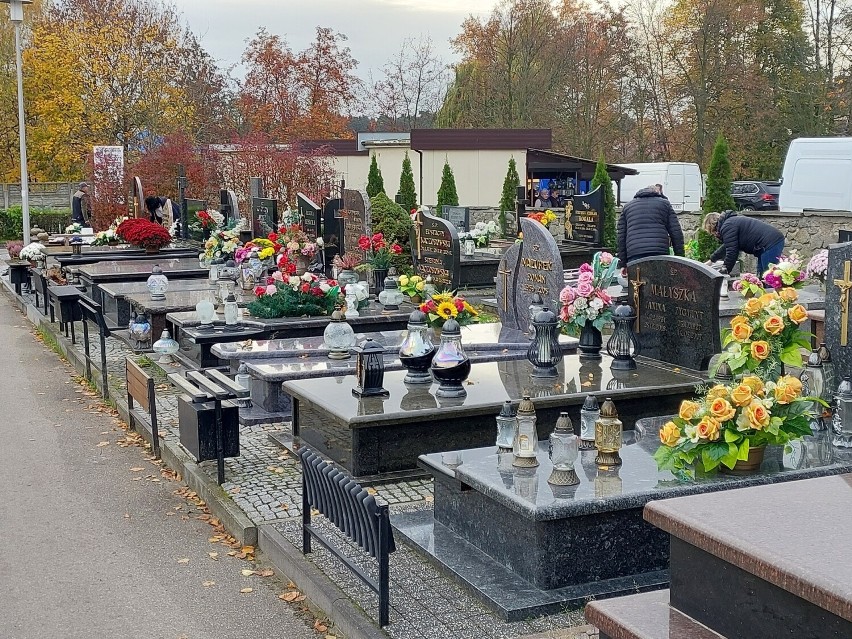 Cmentarz komunalny w Ostrowcu Świętokrzyskim w sobotni poranek. Ostatnie porządki na grobach przed dniem Wszystkich Świętych. Zobacz zdjęcia