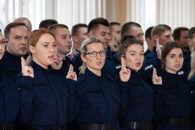 Policjanci rezygnują ze służby. Ale pojawiają się nowi. Kłopot  w tym, że prawdopodobnie w przyszłym roku czeka nas fala odejść doświadczonych funkcjonariuszy.

- Ewentualne przyszłoroczne odejścia z policji mogą być spowodowane tym, że funkcjonariusze przyjęci w 1990 roku mają już za sobą 30-letni okres służby, nabywają więc pełne prawa emerytalne - wydaje się potwierdzać istnienie problemu mł. inspektor Monika Chlebicz, rzecznik Kujawsko-Pomorskiego Komendanta Wojewódzkiego Policji. - Ich dalsza służba, zgodnie z Ustawą o policji, nie wpływa na wysokość emerytury.

CZYTAJ DALEJ >>>>>

Polecamy:
Nabór do policji. Jakie warunki spełnić, aby się dostać? Rozwiąż testy! Poznaj płace!
CZY MÓGŁBYŚ ZOSTAĆ POLICJANTEM - TEST WIEDZY OGÓLNEJ

Test MultiSelect - przykładowe pytania testu psychologicznego do policji

