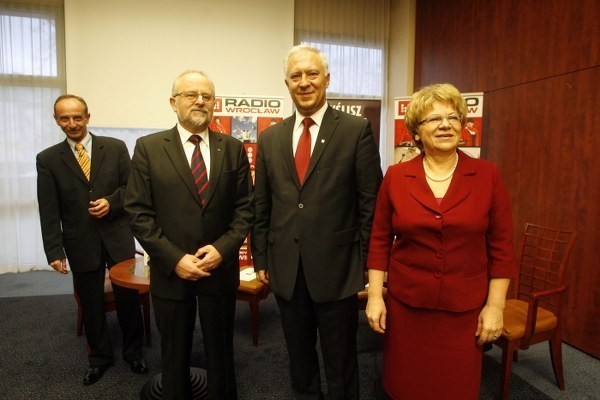 Kandydaci o prezydenta Legnicy podczas debaty. Od lewej: Krzysztof Lewandowski, Janusz Mikulicz, Tadeusz Krzakowski i Ewa Szymańska.