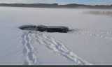 Wjechał autem na zamarznięte jezioro! Niestety lód nie wytrzymał! ZDJĘCIA, WIDEO