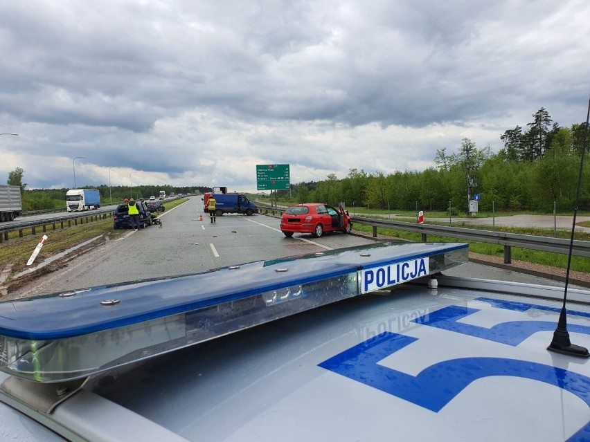 Wypadek na S8 między Zduńską Wola i Łaskiem. Zderzyło się kilka aut ZDJĘCIA