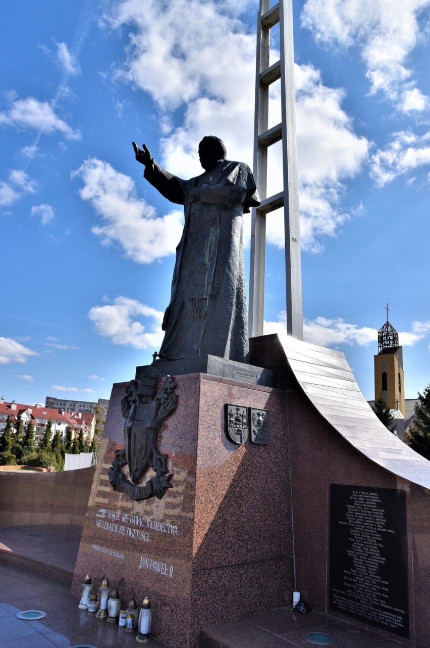 Pomnik Jana Pawła II stoi w Gorzowie na placu nazwanym jego...