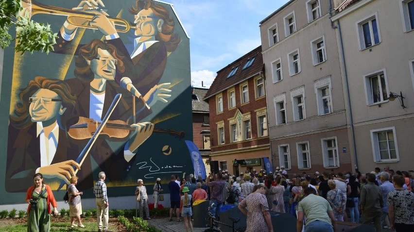 Tłumy opolan przyszły zobaczyć mural Zbigniewa Wodeckiego.
