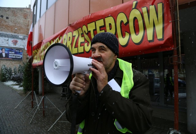 Protest przed Prokuraturą Okręgową w Piotrkowie ma trwać dwa tygodnie. Protestujący domagają się ukarania winnych nielegalnego wydobycia kruszywa z kopalni w Wapiennikach w Sulejowie